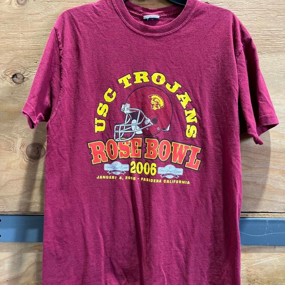 Tsi Men's Burgundy and Red T-shirt
